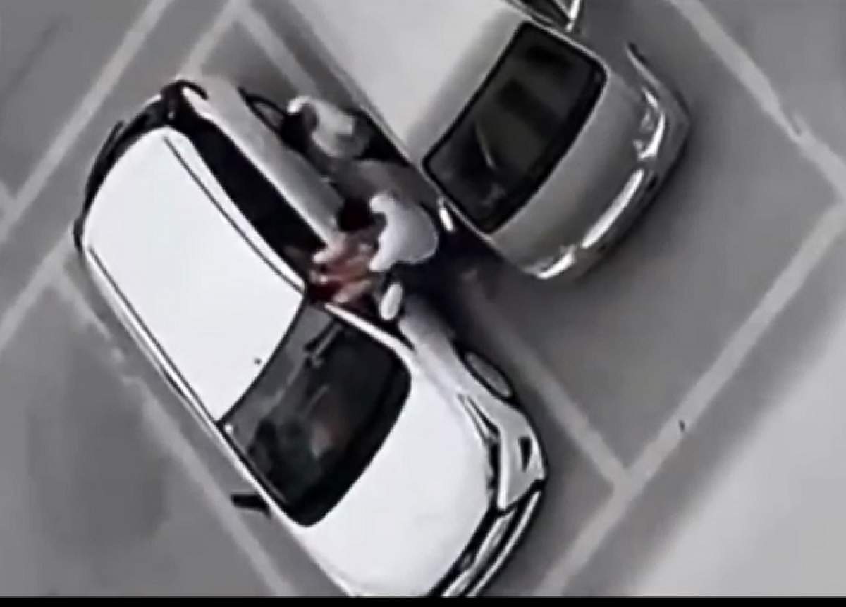 VIDEO ȘOCANT / Doi bărbați calcă în picioare o femeie care a parcat pe locul nepotrivit