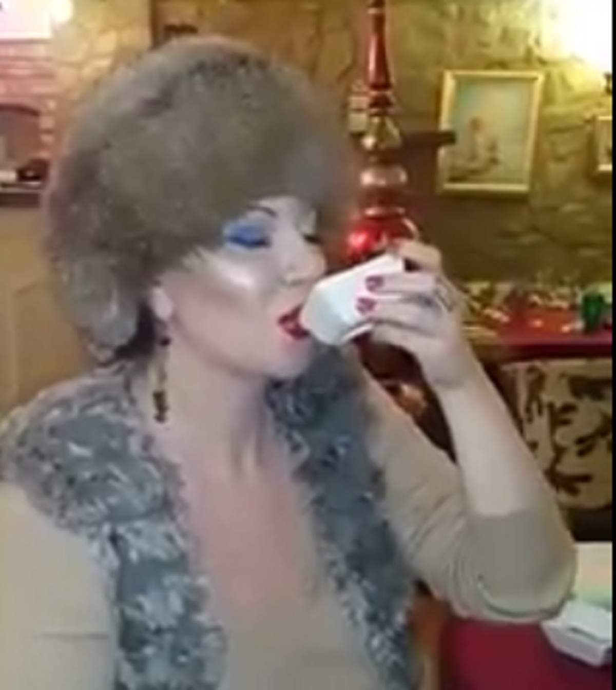 VIDEO / Vrea să fie divă, dar e lipsită de maniere! Oana Lis a băut mujdeiul de usturoi pe post de cocktail