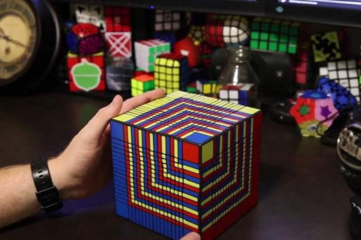 VIDEO / Un bărbat a rezolvat cel mai mare cub Rubik în 7 ore şi jumătate