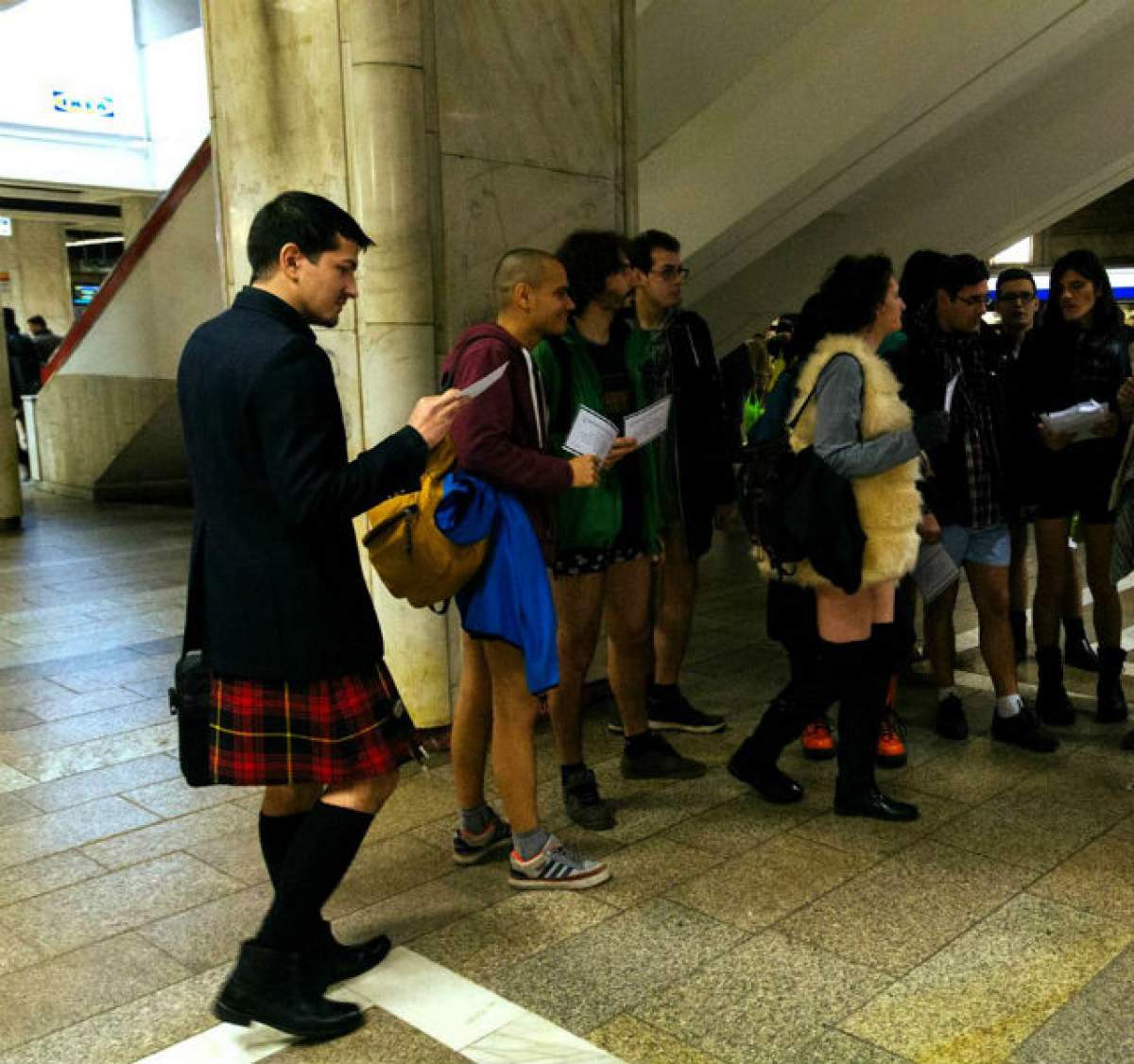 VIDEO / "NO PANTS DAY" și în România! Cum au reacţionat călătorii când au dat nas în nas, la metrou, cu oameni dezbrăcaţi