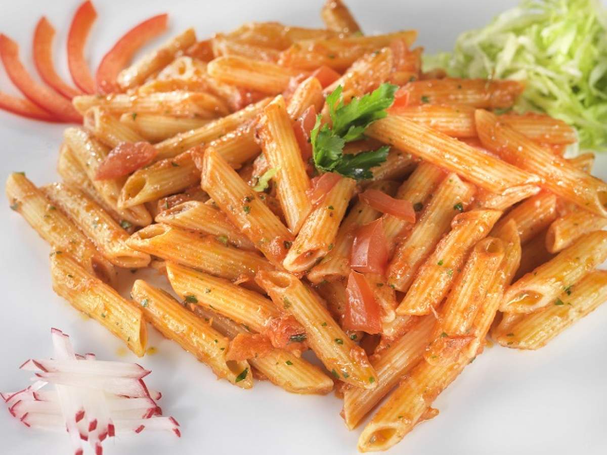 REŢETA ZILEI - MARŢI: Penne cu roşii şi busuioc! Răsfăţaţi-vă cu paste, fără prea multe calorii