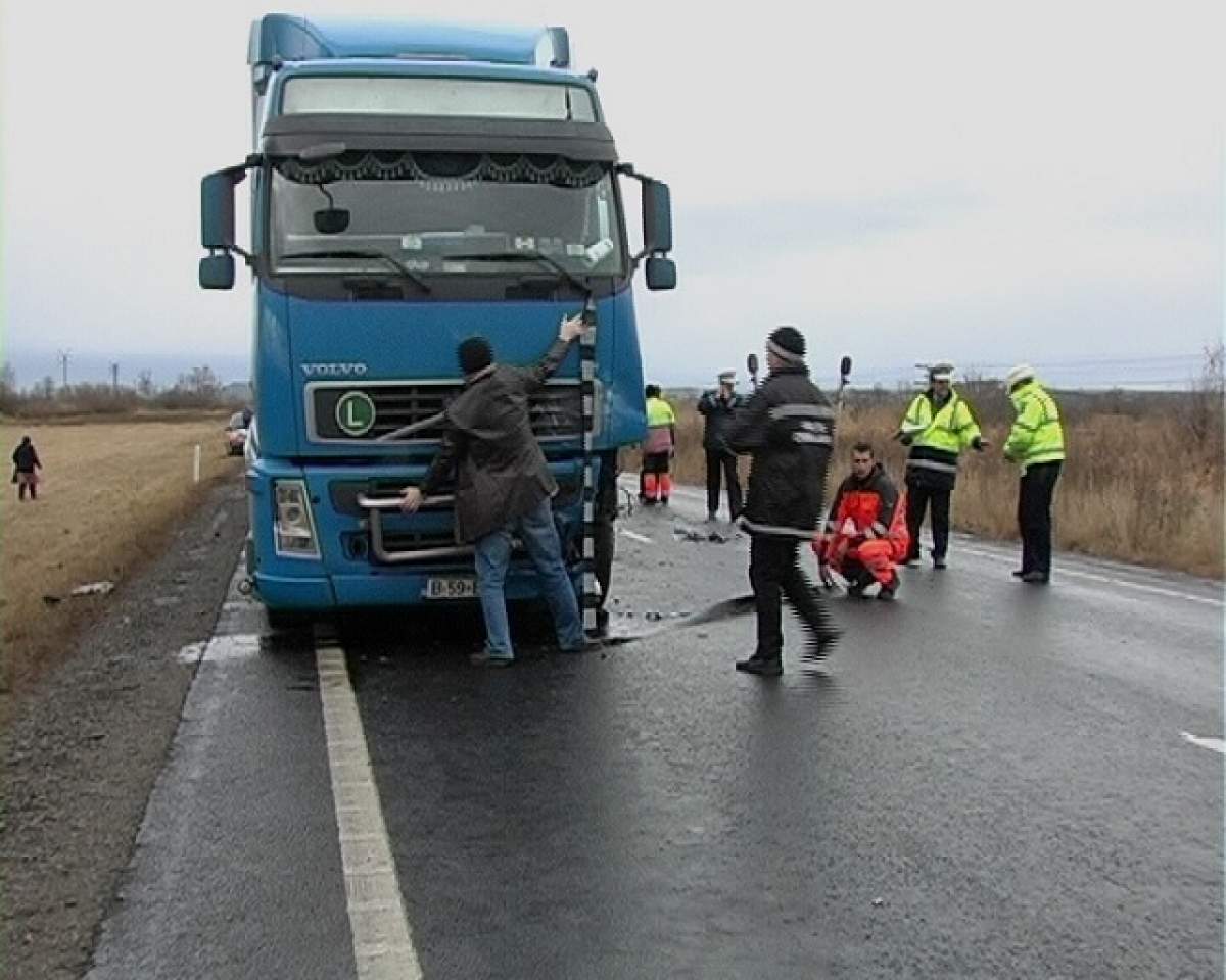 Coliziune puternică între un TIR şi un autoturism! O persoană a murit, iar alte opt au ajuns la urgenţe