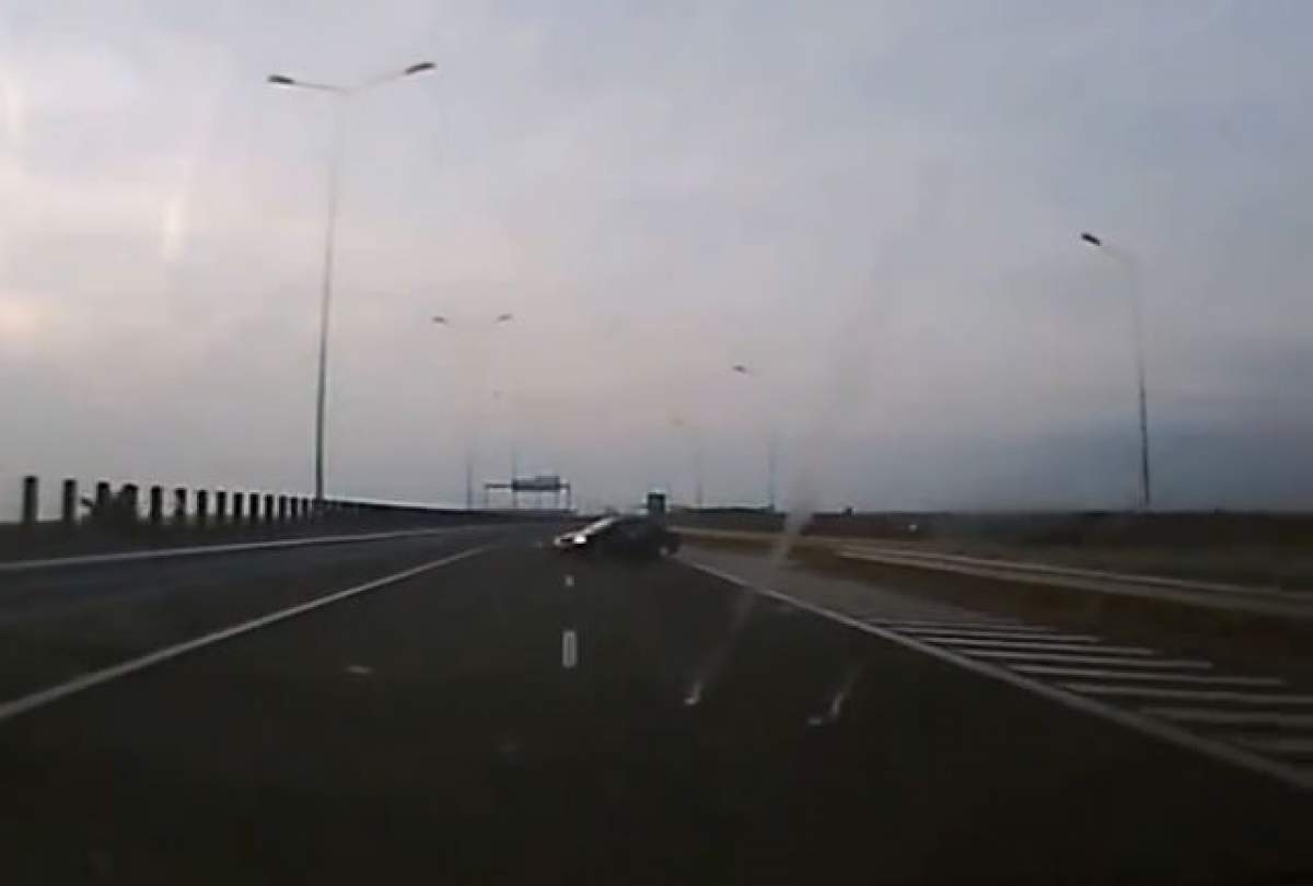 VIDEO / Ce inconştient! A mers pe contrasens pe autostradă! Ce s-a întâmplat când a întâlnit o altă maşină