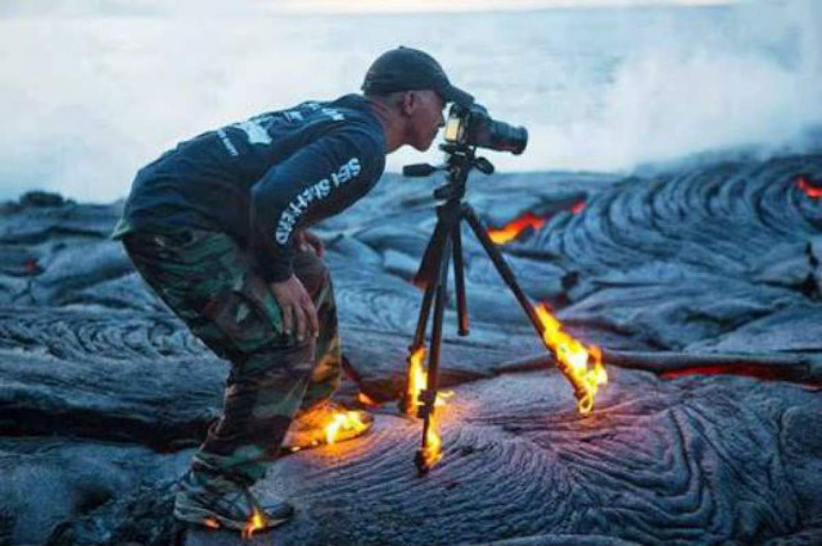 VIDEO / Ce nebun! Un fotograf a luat foc în timp ce poza un vulcan care erupe