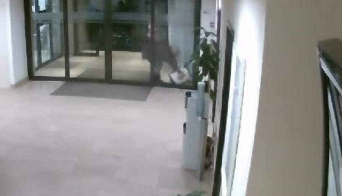 VIDEO / Caz şocant la Sibiu! Un nou-născut a fost abandonat pe holul unei clinici private. Întreaga scenă a fost surprinsă de camerele de supraveghere
