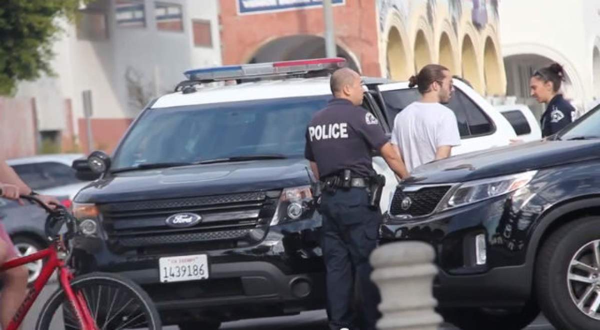 VIDEO / Şi-au bătut joc de poliţişti pentru a filma un clip viral! "Avem coca în maşină". Continuarea e de tot râsul