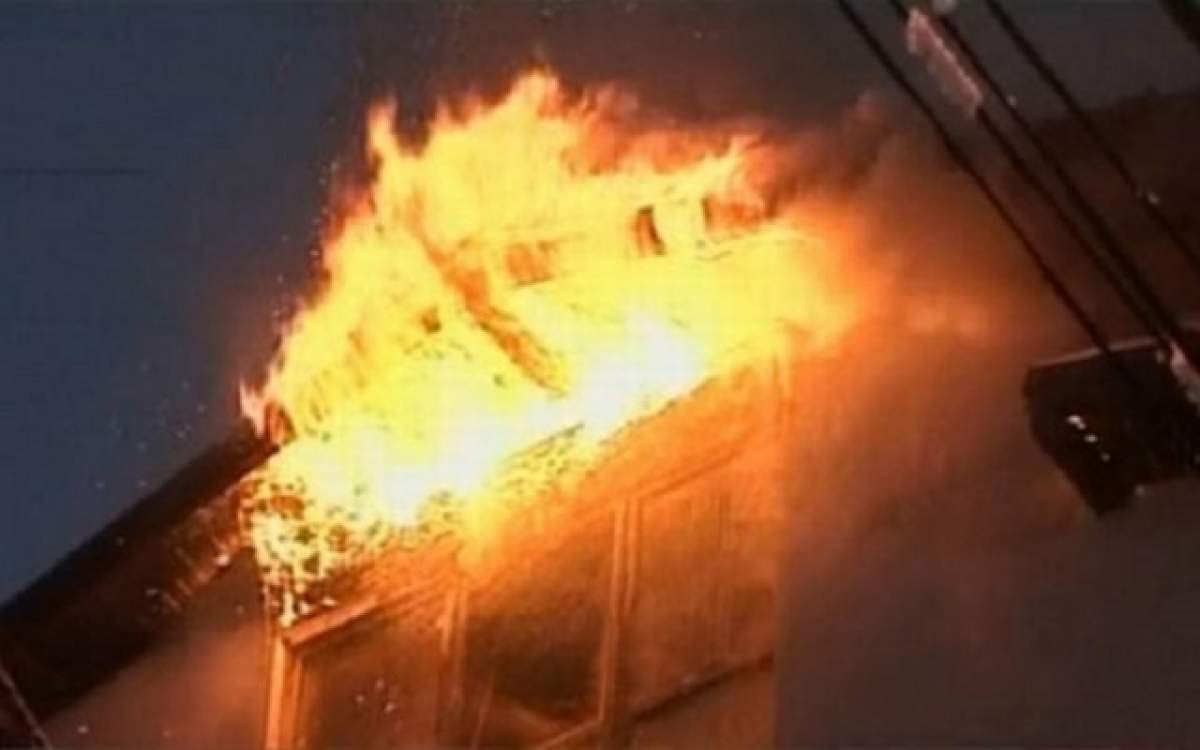 Incendiu devastator în Dâmboviţa! Un hotel a ars din temelii