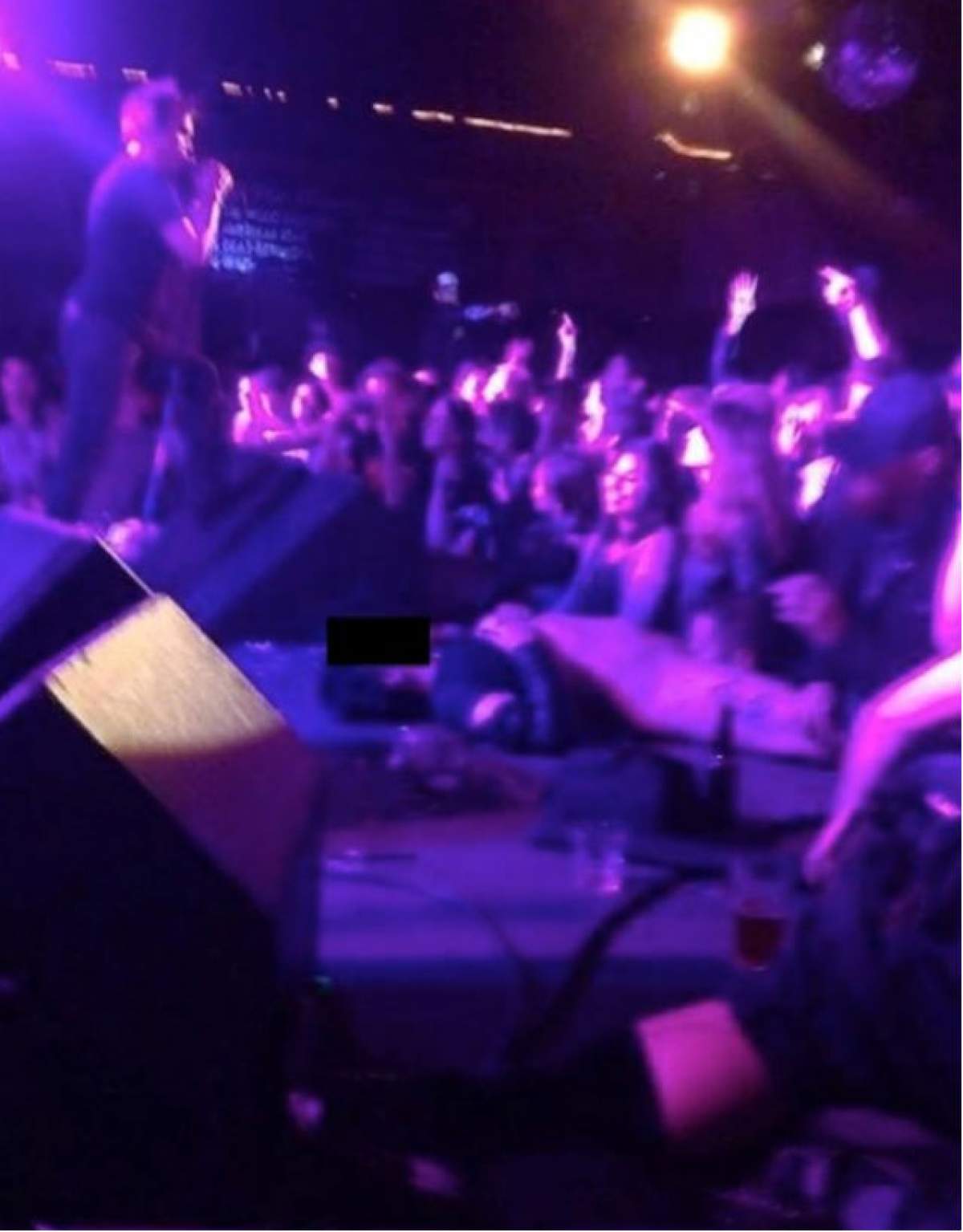 VIDEO 18 + / Asta întrece orice limită! O femeie a primit sex oral în timpul unui concert Dead Kennedys