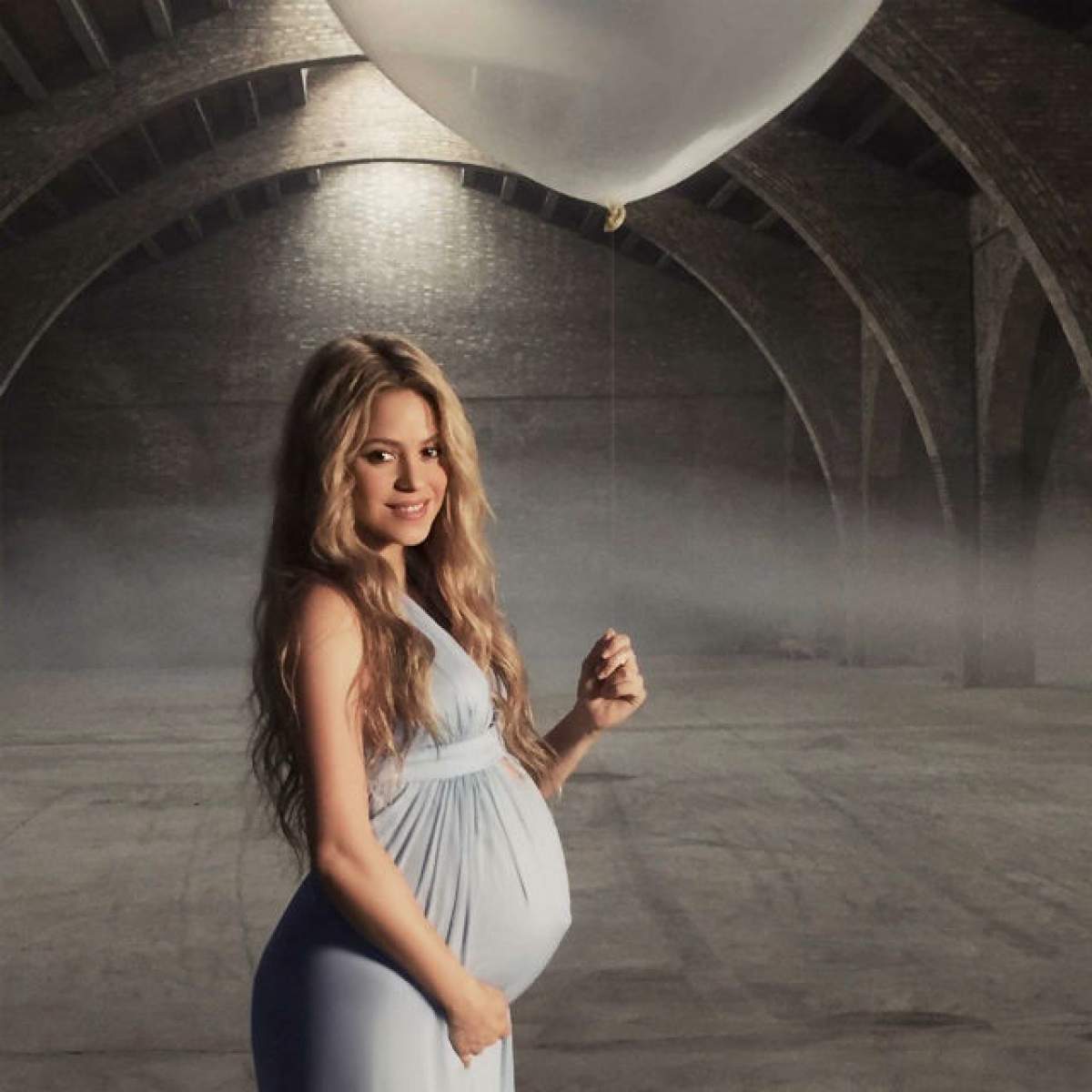 Ce burtică mare are Shakira! Cum s-a fotografiat cântăreaţa cu puţin timp înainte de a deveni mamă, din nou
