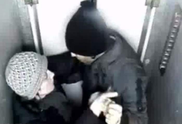 VIDEO / Clipe de groază în lift! O femeie, la un pas de a fi violată