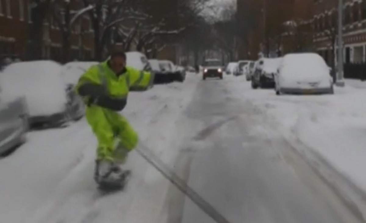 VIDEO / Sport extrem pe zăpadă! Uite cum ajunge acest american la serviciu