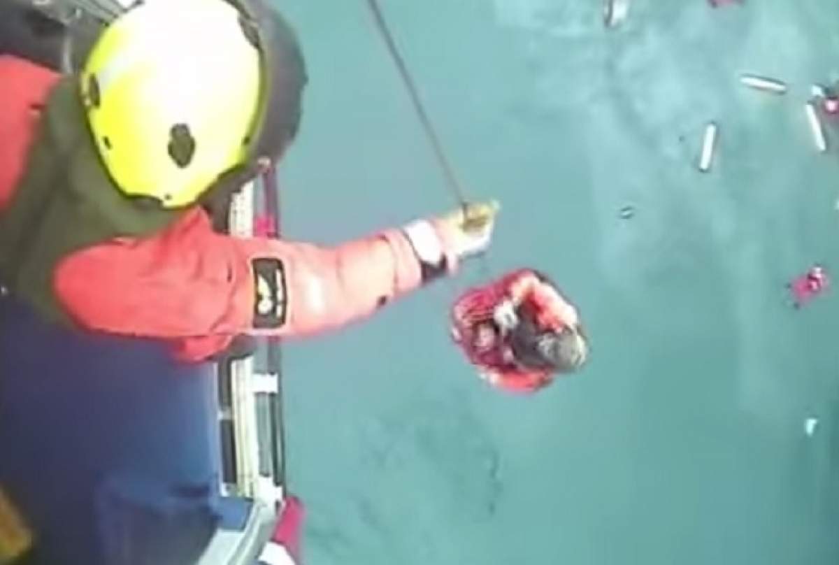 VIDEO / Cinci pescari au fost salvaţi din apele Atlanticului. Unul din ei era român