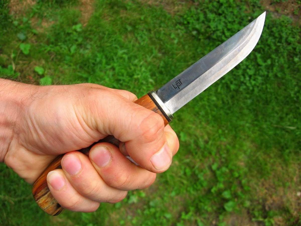 INCREDIBIL! Un bărbat din Vaslui a căzut în cuţitul cu care îşi ameninţa soţia