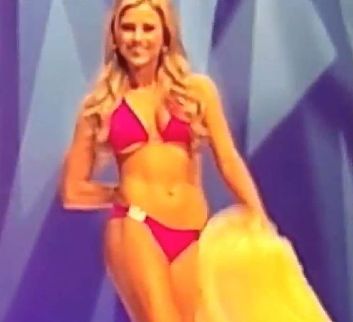 VIDEO / Moment ruşinos pentru Miss California! A păţit-o fix pe scenă, sub privirile tuturor