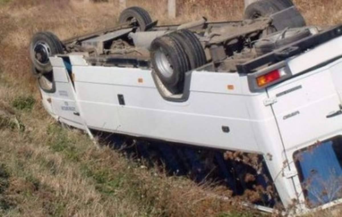 Un microbuz care mergea spre Italia s-a răsturnat! 17 persoane au fost implicate