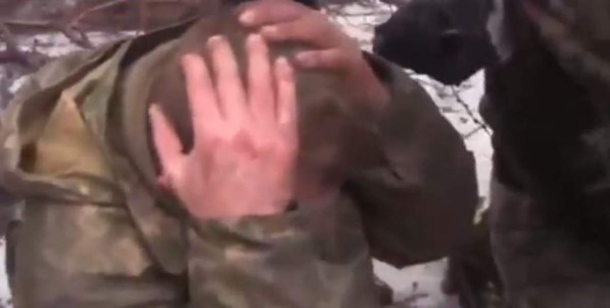 VIDEO / Imagini ŞOCANTE în care soldaţii din armata ucraineană sunt forţaţi de separatişti să-şi mănânce propriile uniforme
