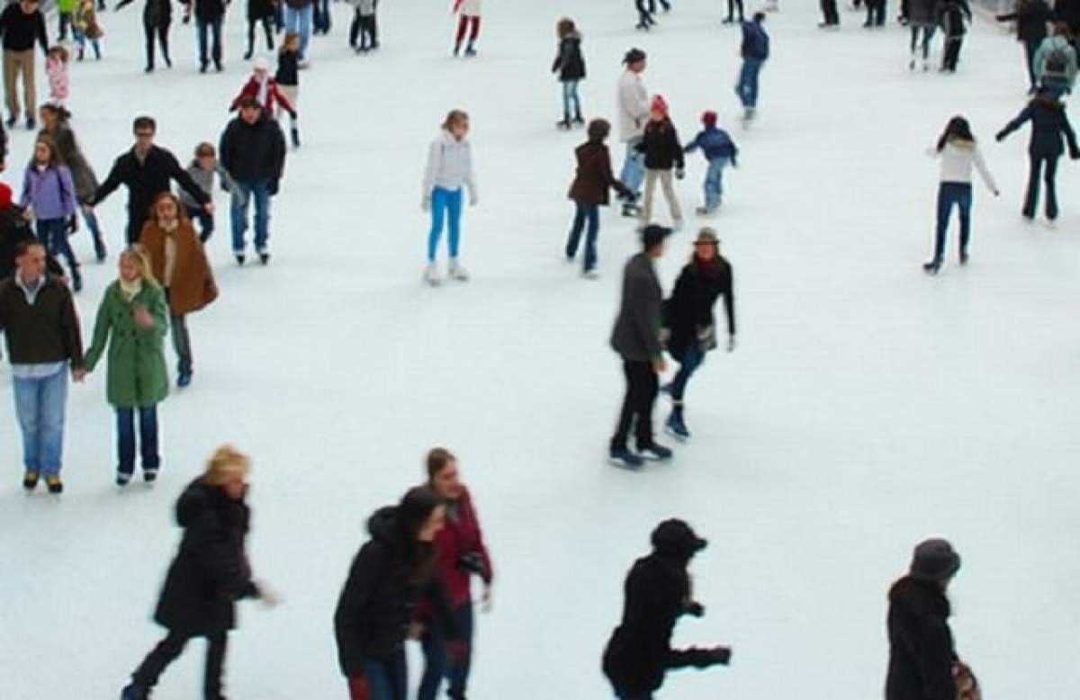 Groază la un patinoar din ţară! Gheaţa s-a spart şi mai mulţi oameni au căzut în apă