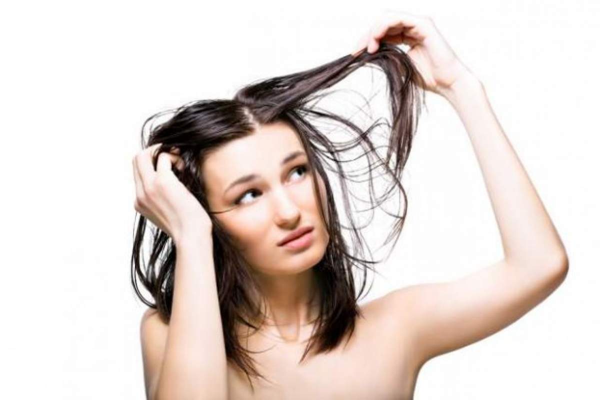 Te-ai săturat să ai părul gras? Metode simple care te scapă imediat de problemă