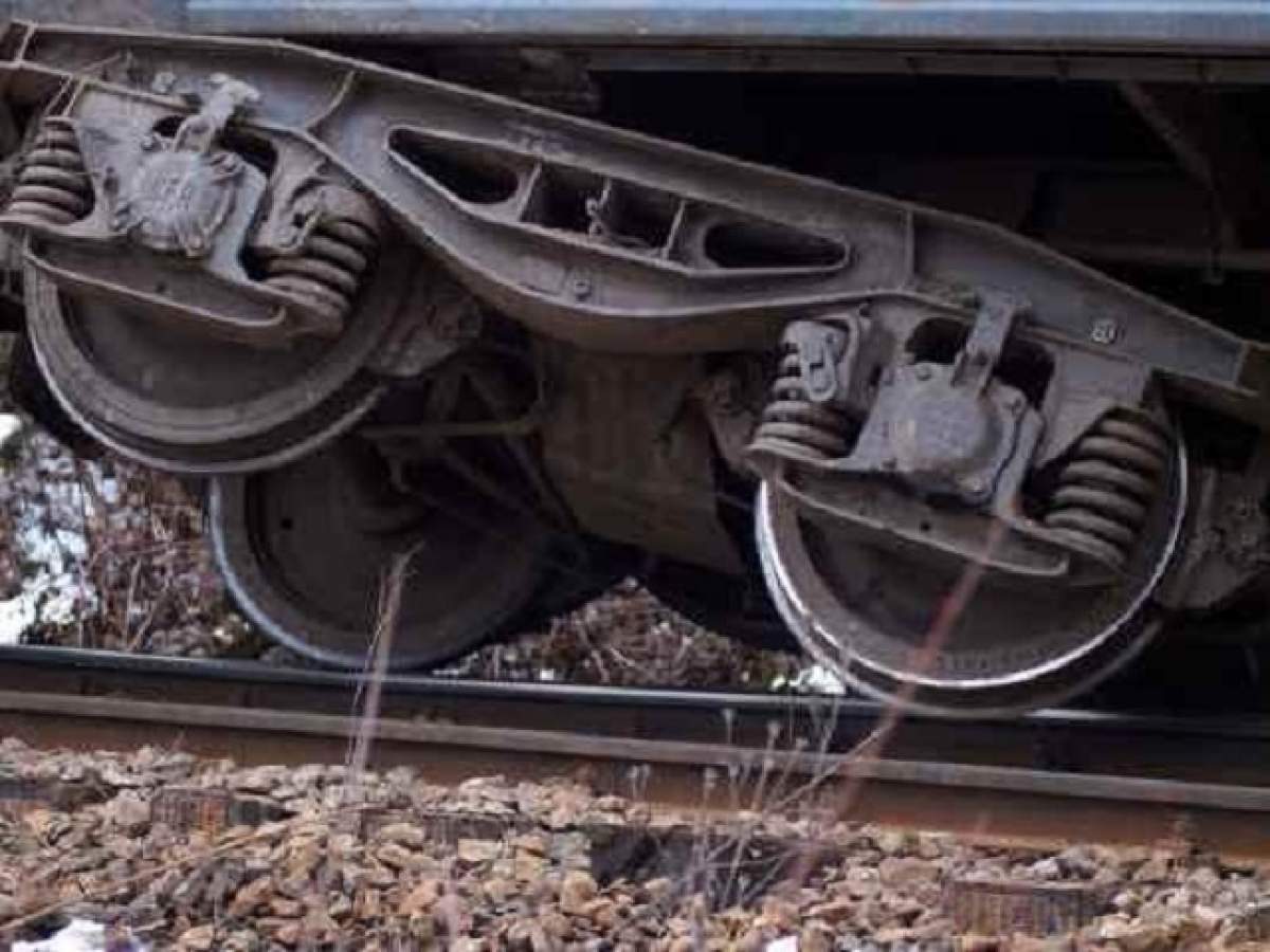 PANICĂ în Cluj! Un tren a deraiat după ce a intrat într-o cireadă de vaci