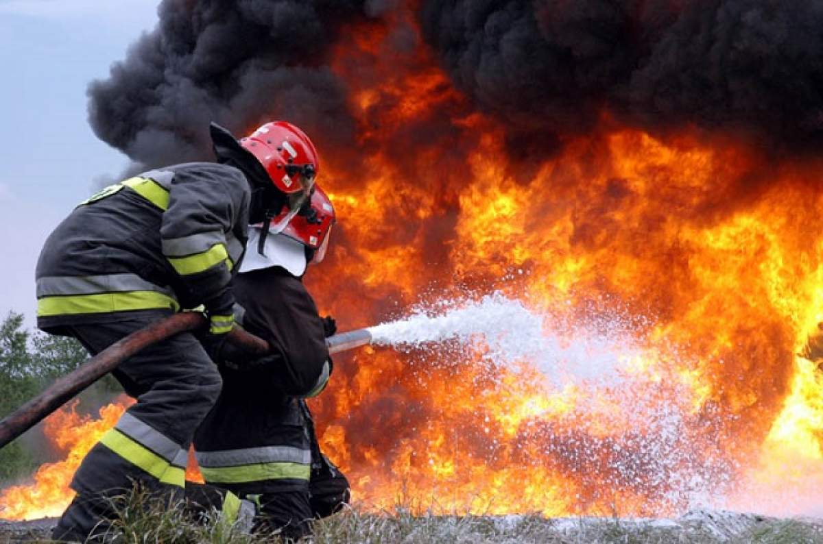 Incendiu puternic la un service auto! Ce a păţit proprietarul, după ce a încercat să stingă focul