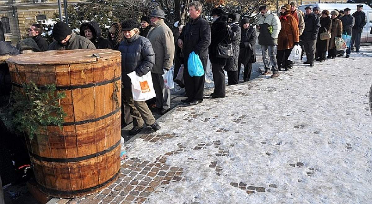 ÎNTREBAREA ZILEI - Marţi: De ce nu se strică aghiasma?