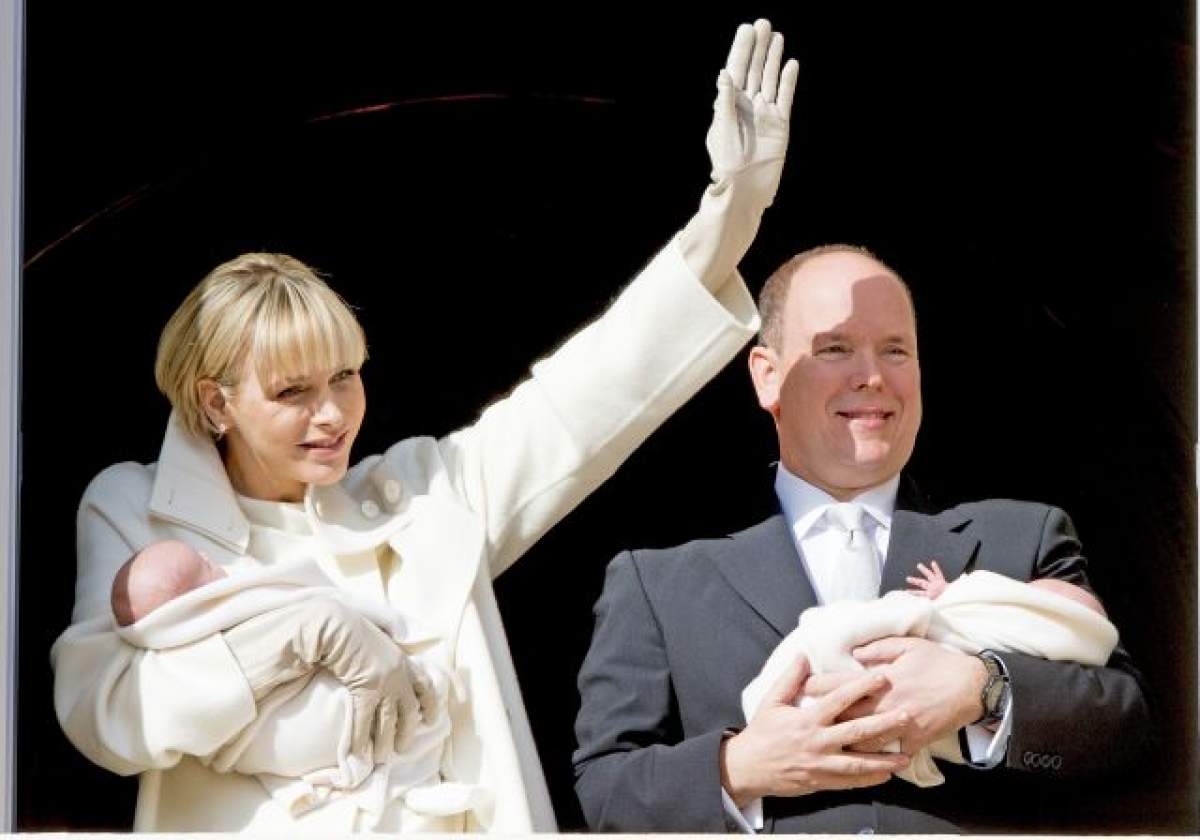 Prima apariţie publică a gemenilor imperiali! Galerie emoţionantă cu bebeluşii Prinţesei Charlene de Monaco