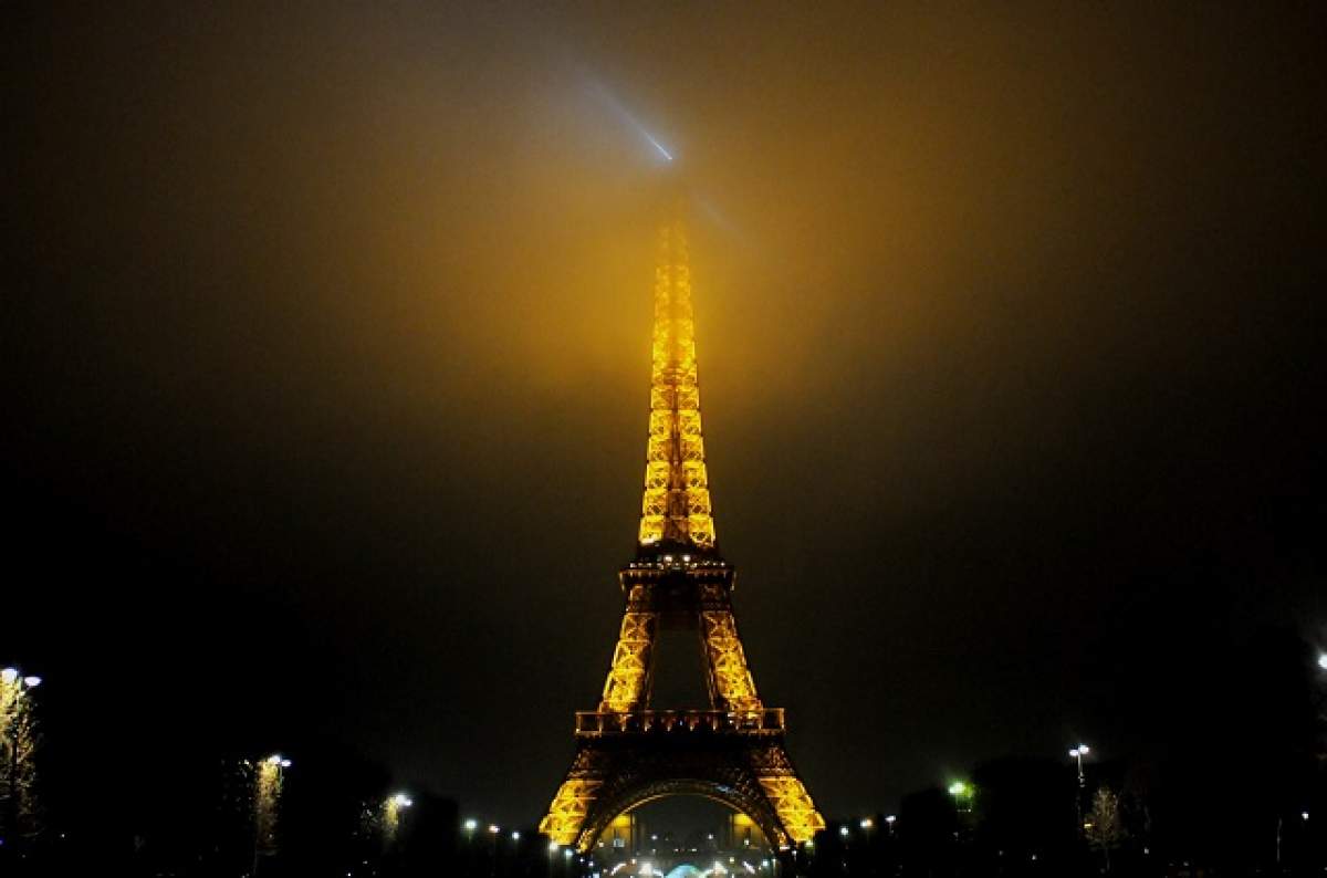VIDEO / Francezii sunt în lacrimi! Ce s-a întâmplat cu Turnul Eiffel, după izbucnirea atacurilor teroriste?