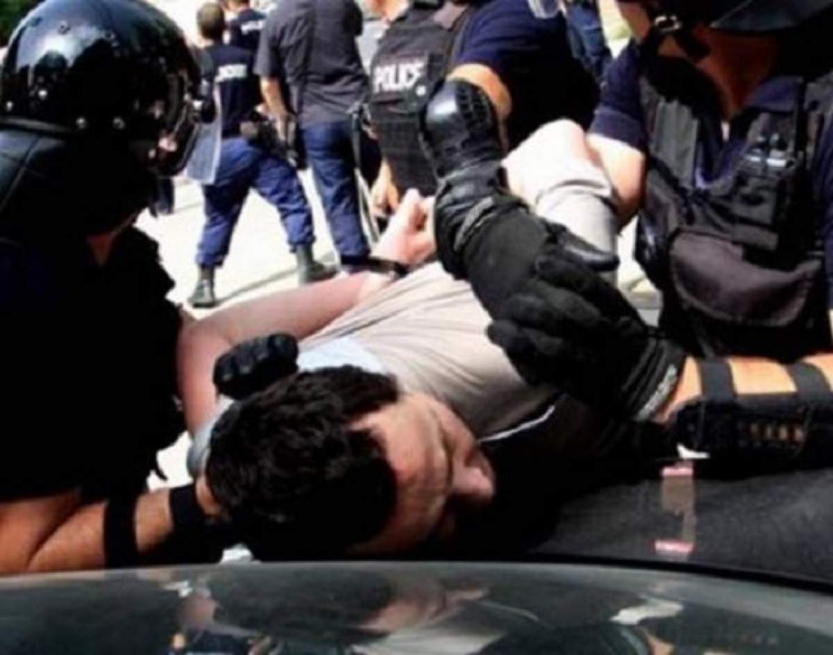 CLIPE DE GROAZĂ, în Italia! Un bărbat a ameninţat că va împuşca trecătorii şi că se va arunca în aer