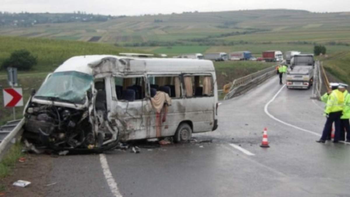 Accident cumplit! Un mort şi 9 răniţi, după ce un microbuz a fost izbit violent de un alt autoturism