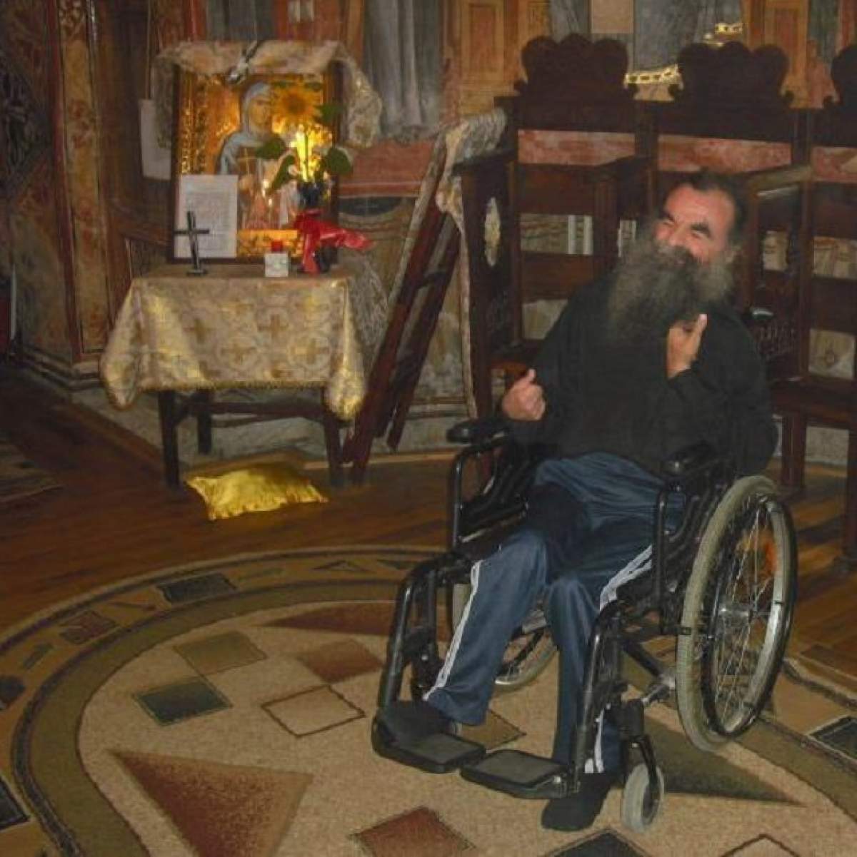 Povestea fabuloasă a călugărului paralizat care totuşi alină suflete pierdute pe Internet! Fotografii emoţionante cu acesta!