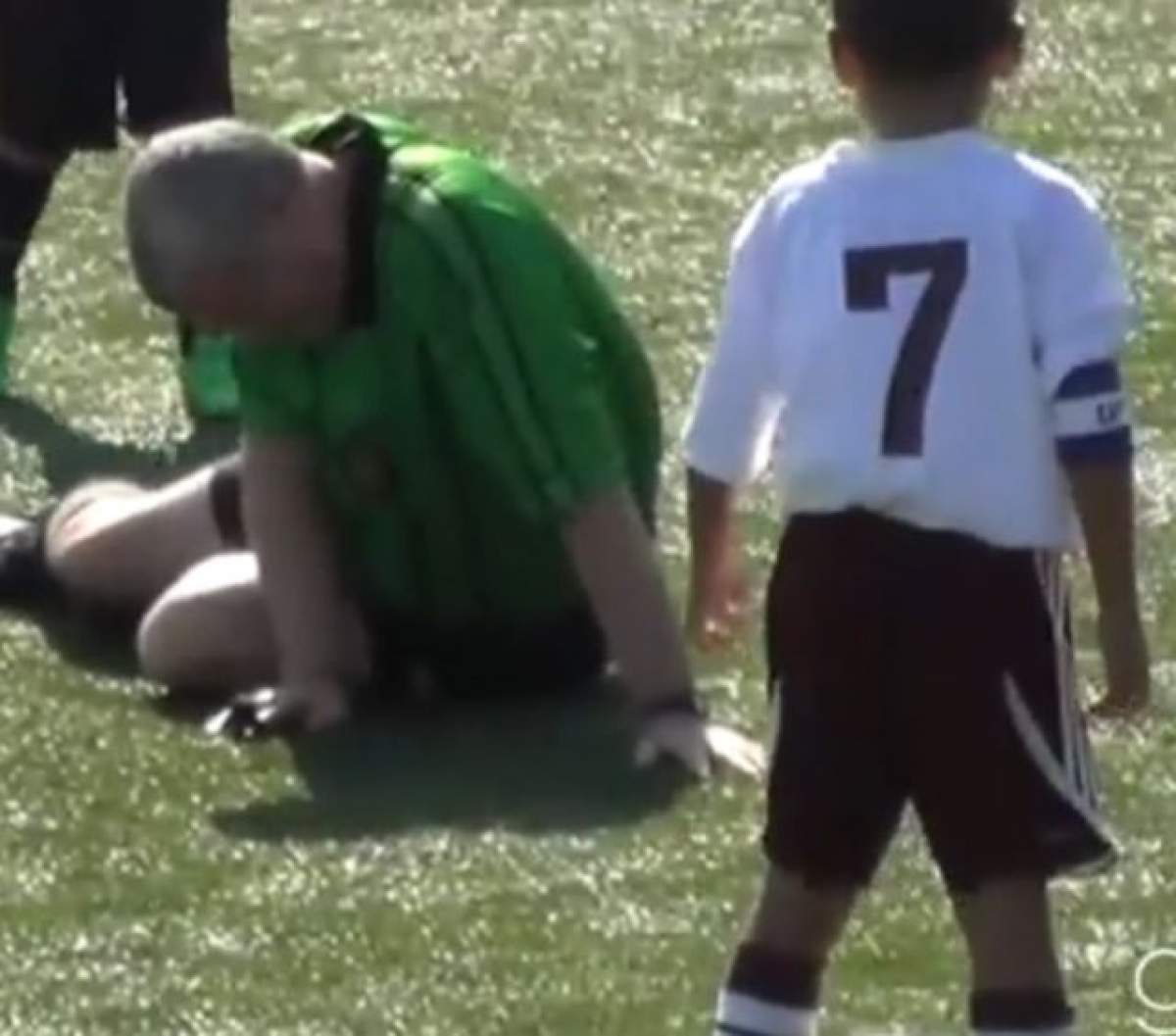 VIDEO / Un arbitru a fost făcut KO de un copil!