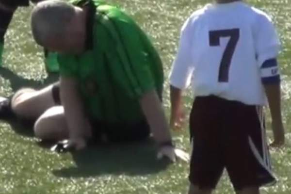 VIDEO / Un arbitru a fost făcut KO de un copil!