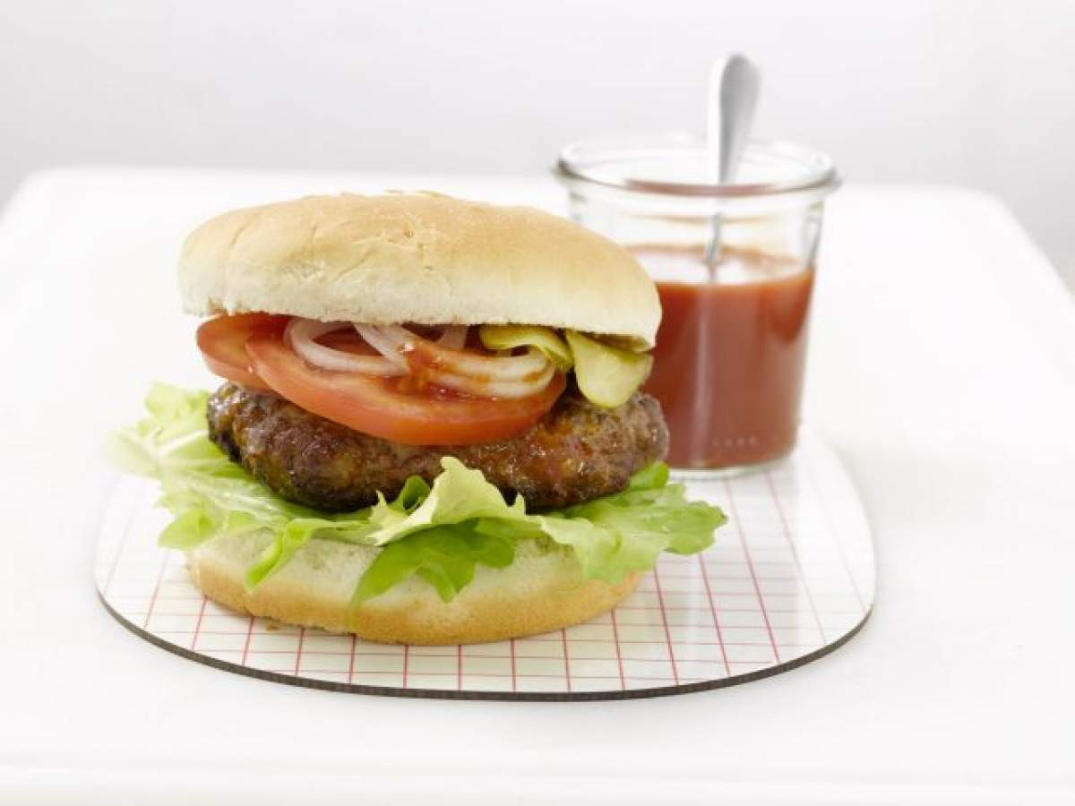 REŢETA ZILEI - DUMINICĂ: Hamburgeri gustoşi făcuţi acasă