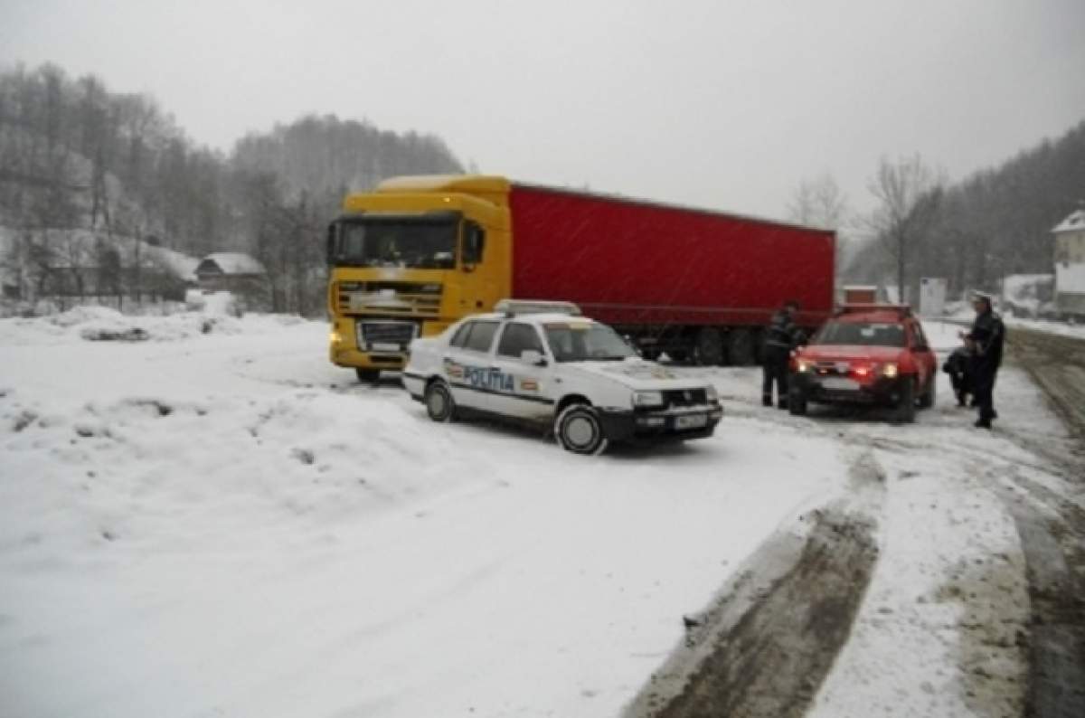 Traficul rutier, restricţionat pe DN 17A din cauza ninsorii care creează probleme şi pe calea ferată