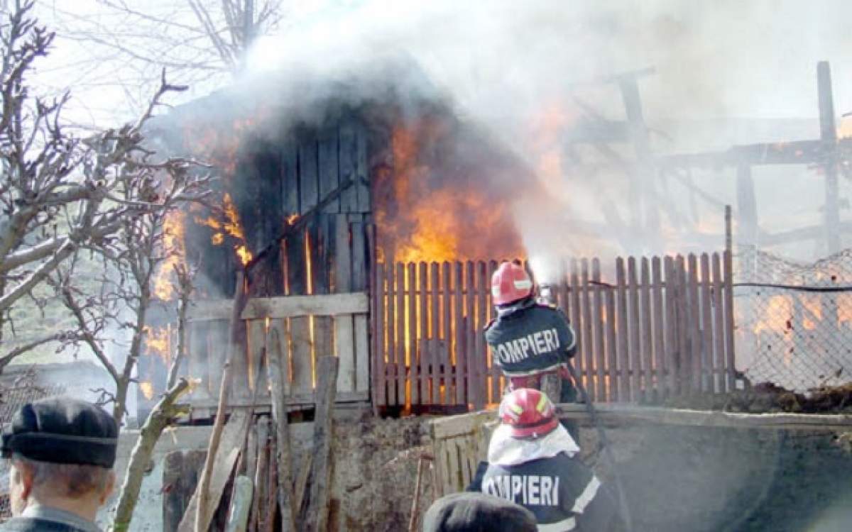 Şi-a ucis nevasta şi cele două fiice, apoi le-a dat foc! Un nebun lăsat în libertate a comis un adevărat măcel!