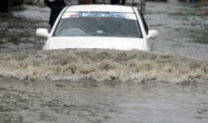 VIDEO / S-a dezlănţuit natura! 23 de oameni au fost salvaţi din calea apelor! Drumul dintre Năvodari şi Corbu, inundat