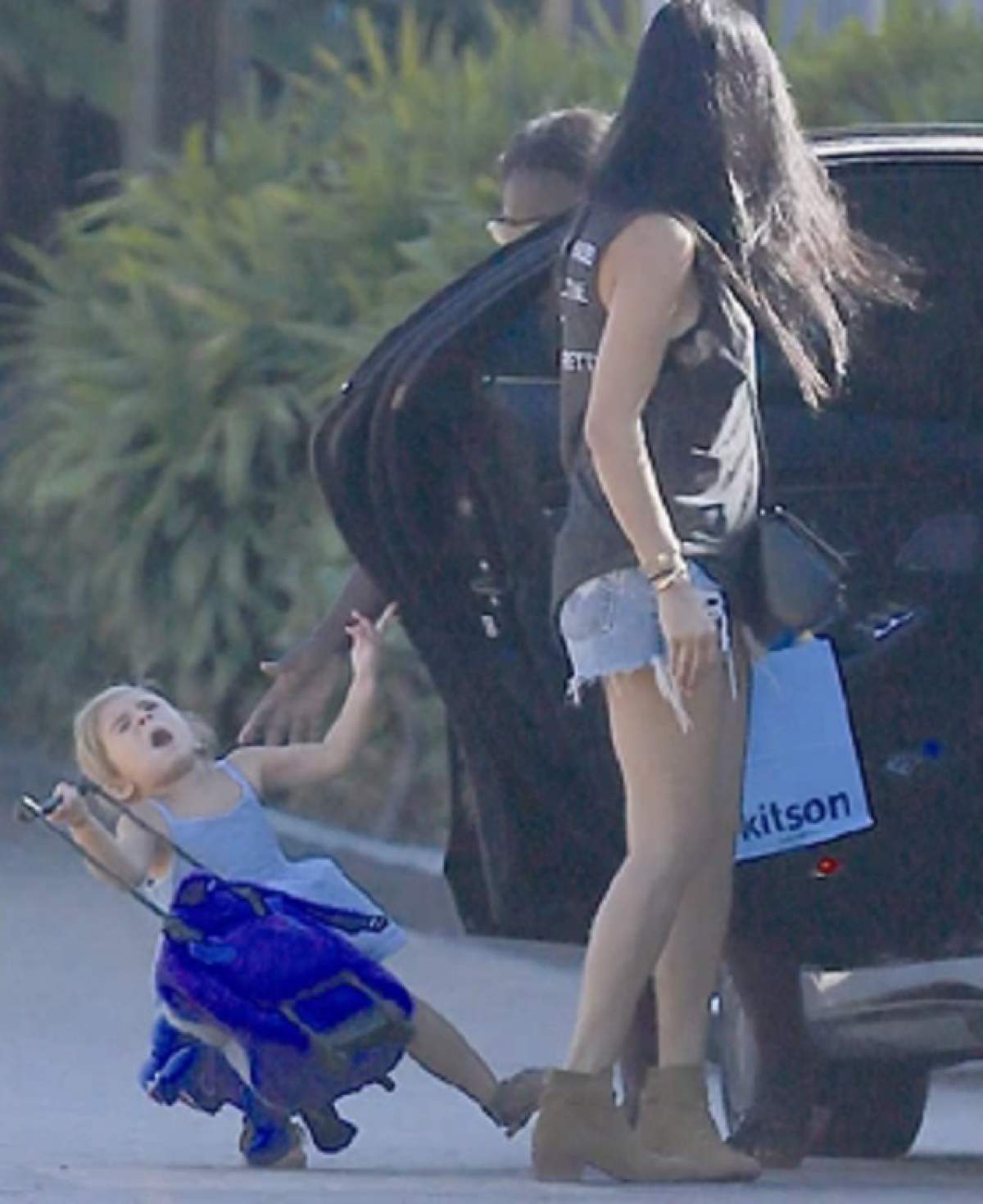 VIDEO / A fost lovită crunt cu portiera în faţă! Momente de groază pentru fiica lui Kourtney Kardashian