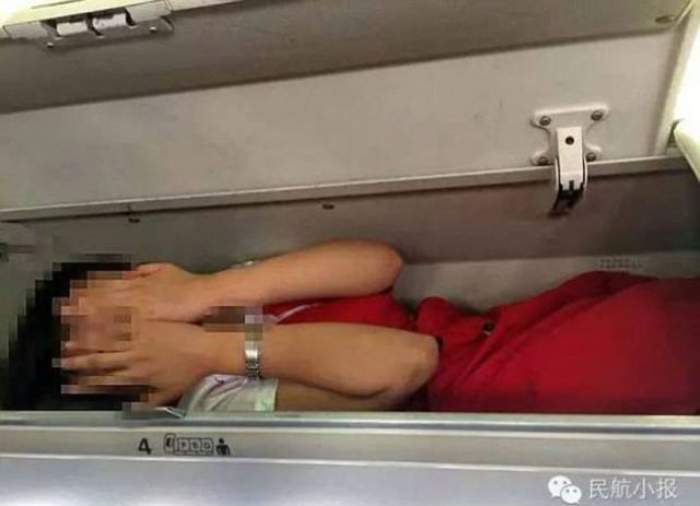 RITUALUL BIZAR al unei companii aeriene! Atenţie, cad stewardese! Au fost închise în compartimentul de bagaje de mână