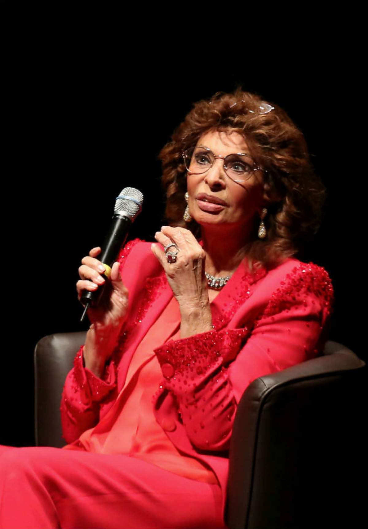 FOTO / A vrut să râdă, dar a nu a lăsat-o botoxul! Sophia Loren, la 81 de ani! Ce părere ai despre cum arată?