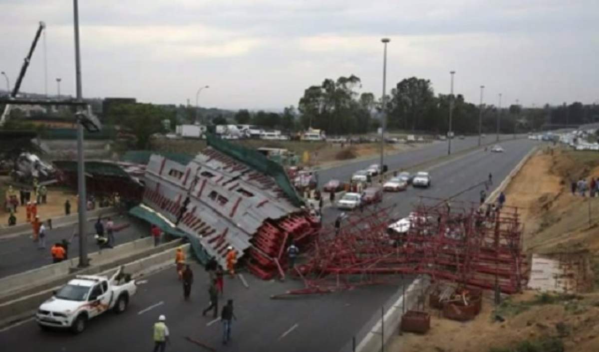 VIDEO / Accident groaznic! Două persoane au murit şi 21 au fost rănite, după ce un pod s-a prăbuşit