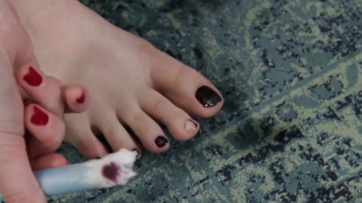 VIDEO / ÎNTREBAREA ZILEI - VINERI: Cum să îţi cureţi unghiile de la picioare de ojă cu ajutorul unui tampon? Nu îţi vei mai strica manichiura