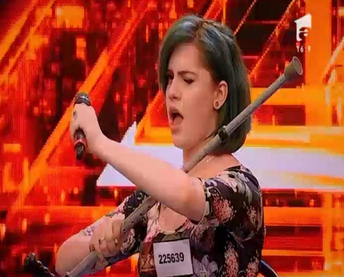 VIDEO / Cu piciorul rupt şi cu vocea răguşită, i-a lăsat pe juraţii X Factor fără cuvinte!