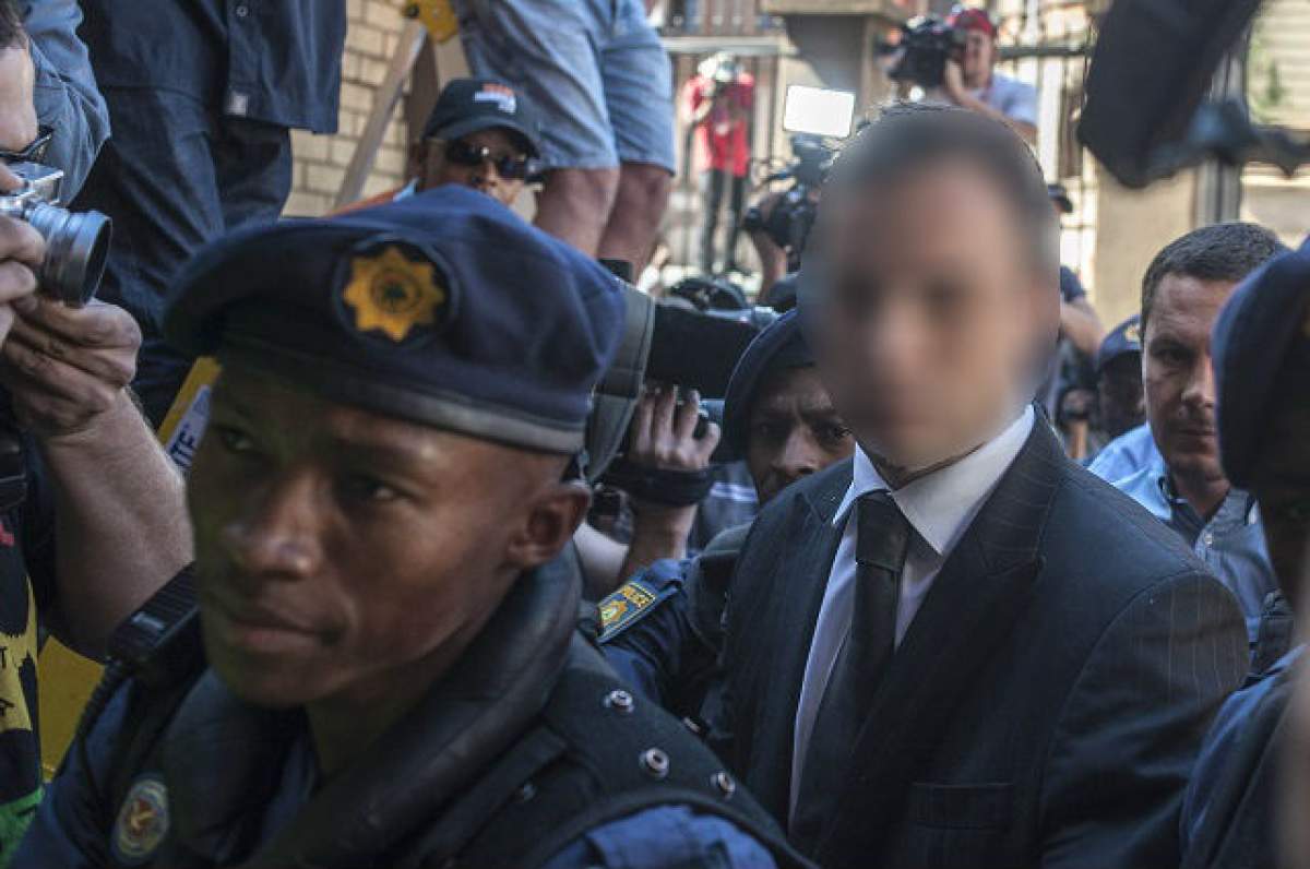 Oscar Pistorius a fost eliberat şi este în arest la domiciliu, după ce a împuşcat-o mortal pe logodnica sa, Reeva Steenkamp!