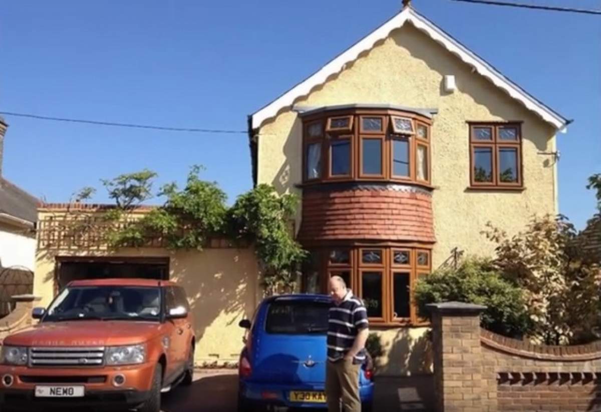VIDEO / Şi-a trimis soţia în Tenerife şi s-a pus pe demolat casa. Ce a apărut în mijlocul locuinţei a şocat pe toată lumea