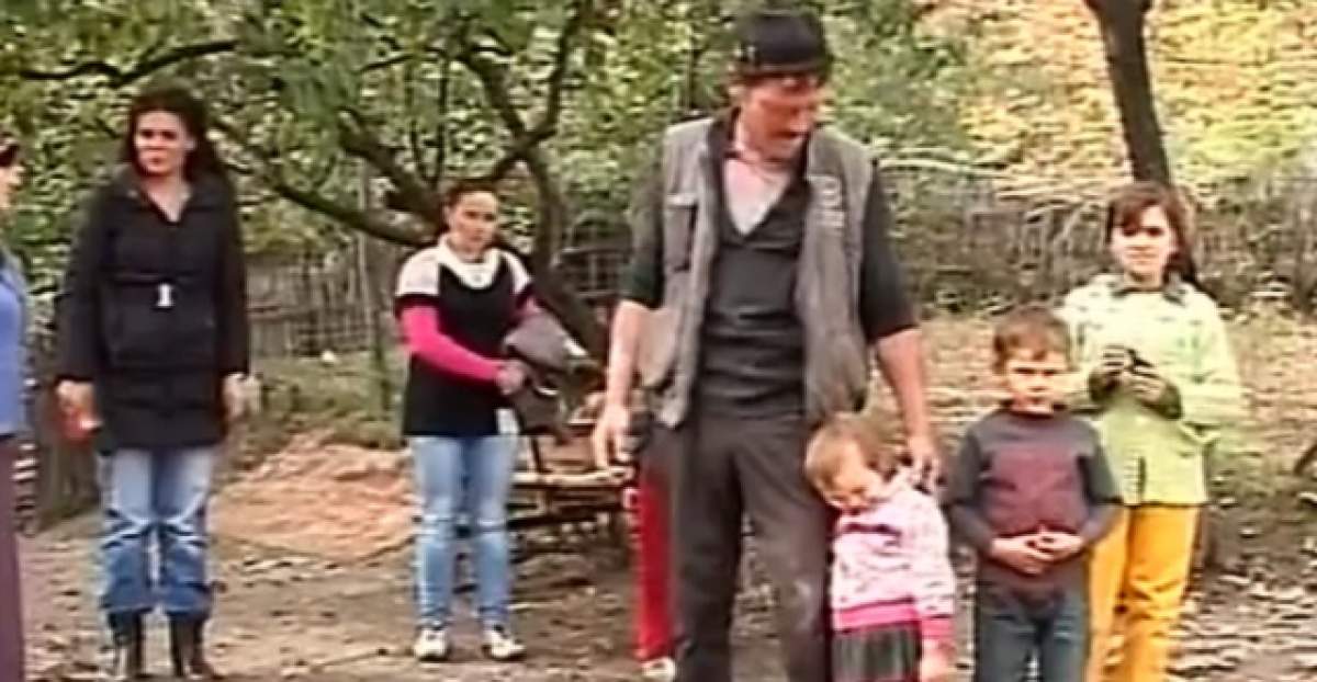 VIDEO / Patru copii abandonaţi în mocirlă! Mama a furat alocaţiile: "Vrem la şcoală, dar nu avem bani de caiete!"