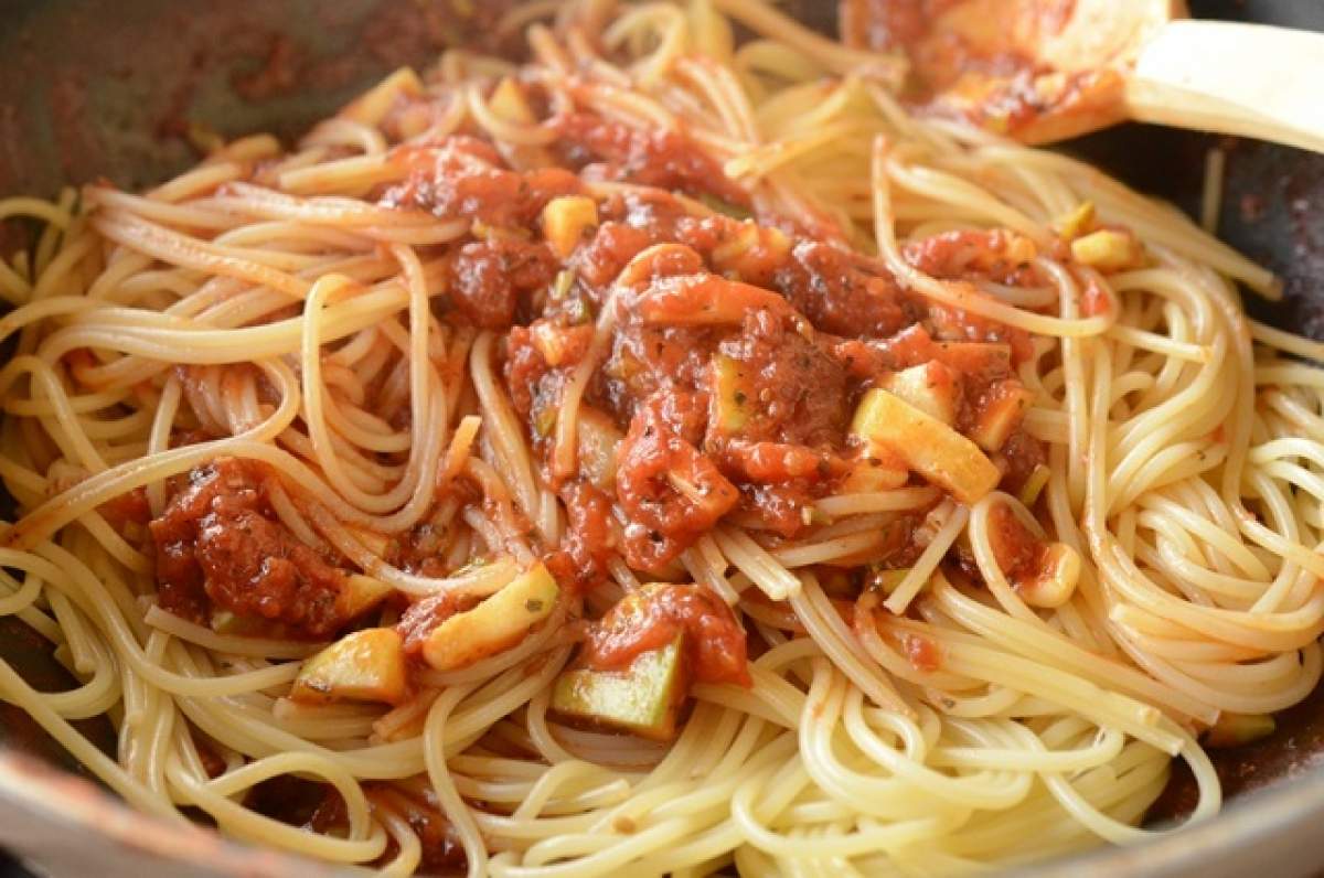 REŢETA ZILEI - DUMINICĂ: Spaghetti cu dovlecel, perfecte pentru Ziua Internaţională a Pastelor