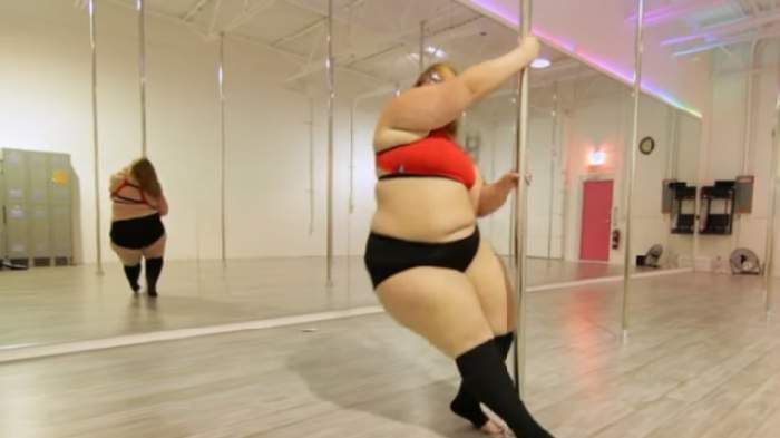 VIDEO VIRAL / Are multe kilograme în plus, dar face senzație cu dansul ei la bară! MERITĂ VĂZUT!