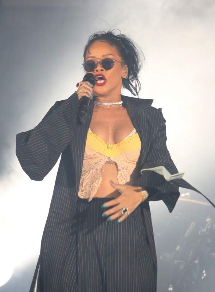 FOTO / Rihanna, prinsă cu mâna la "ruşinică" într-un concert din Los Angeles!