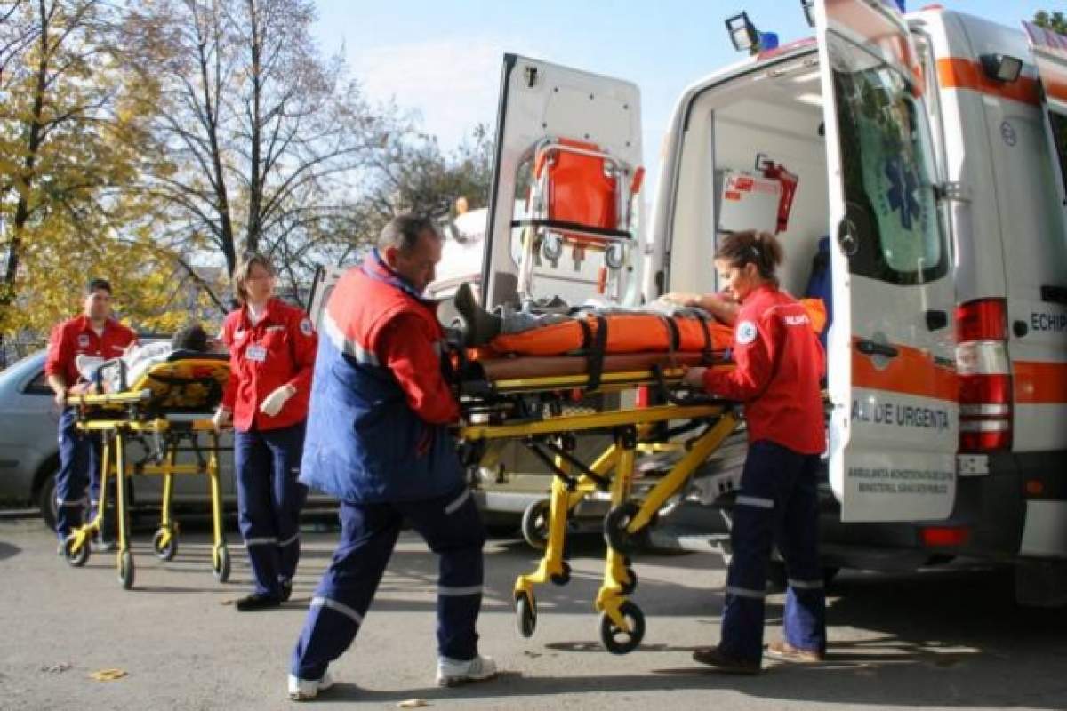 Accident grav în Vaslui! Trei adolescenţi de 17 ani au ajuns la spital mai mult morţi decât vii după ce maşina în care se aflau s-a lovit în plin de un tir