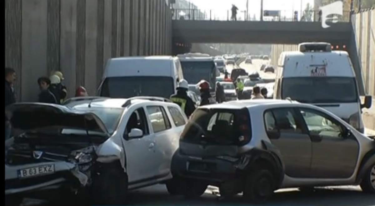 VIDEO / Carambol la ieşirea din Bucureşti! Şoferii prinşi în Pasajul Băneasa au fost nevoiţi să iasă cu spatele